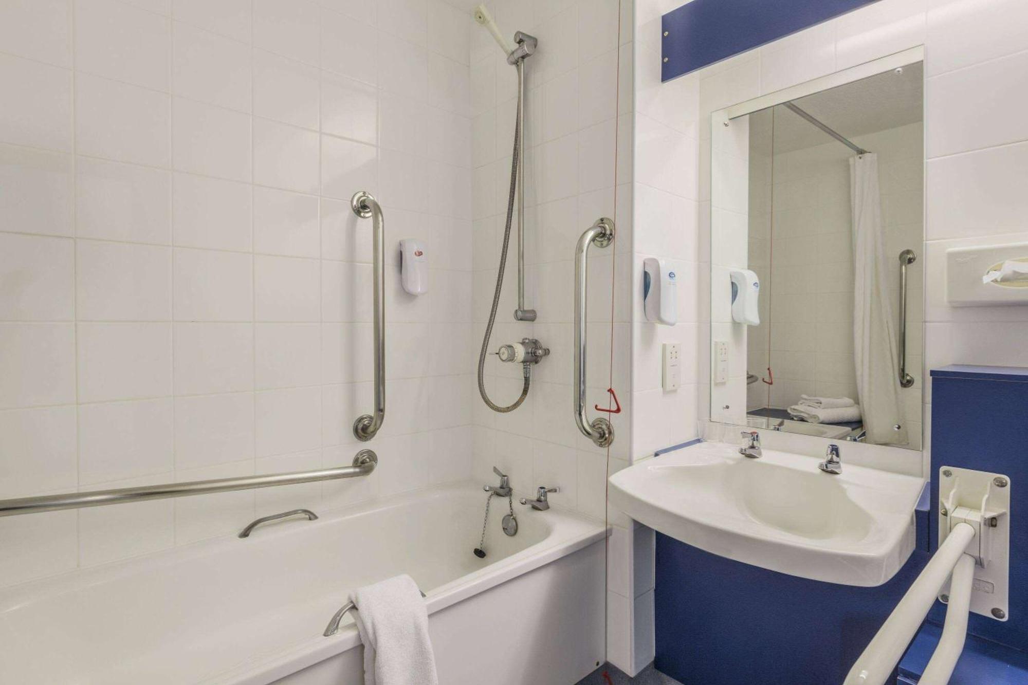 Days Inn Magor Ngoại thất bức ảnh